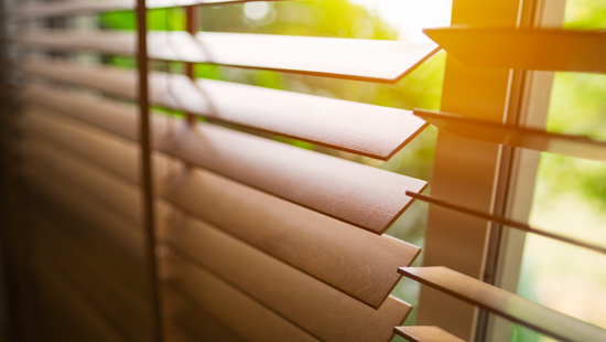 
										Jaluzele din lemn cu benzi
																						